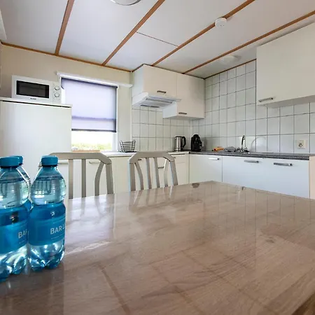 Chalet 26, Gelegen In Het Bosrijke Met Prive Tuin! *